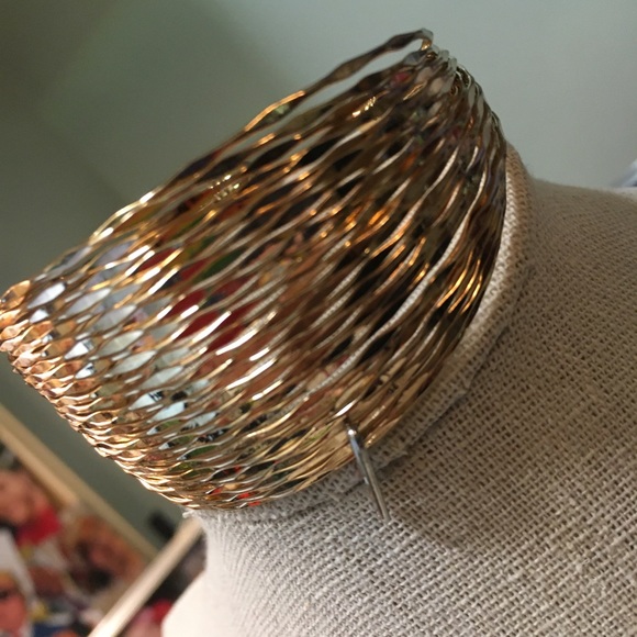 Beautiful Gold Colored Bracelet NWT - Picture 2 of 3